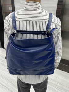 Sac a dos et cabas elegant en cuir souple bleu pour les deplacements quotidiens.