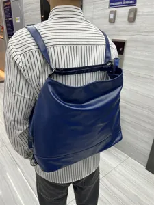 Sac à dos convertible en cuir souple bleu élégant pour femmes et hommes, idéal pour le travail.