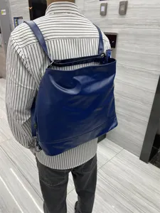 Vue détaillée d'un sac à dos souple bleu élégant, idéal pour les trajets quotidiens urbains.