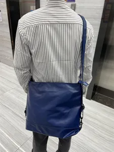 Sac cabas bandoulière souple en cuir pour le travail quotidien et les voyages.