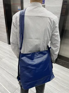 Vue détaillée du sac porté épaule en cuir souple, montrant la sangle durable et grande capacité.