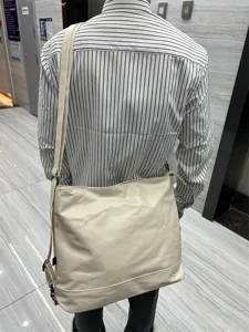 Vue détaillée du sac fourre-tout souple et polyvalent en cuir synthétique blanc cassé.