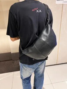 Sac bandoulière homme en cuir souple noir sac fourre tout tendance pour loisirs voyage.