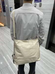 Vue détaillée d'un sac à bandoulière en cuir souple élégant, idéal pour les déplacements.