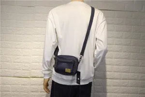 Vue détaillée du sac bandoulière décontracté pour homme, format compact extérieur.