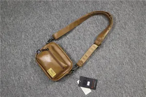 Sac bandoulière décontracté en cuir PU marron avec poche zippée et sangle réglable.
