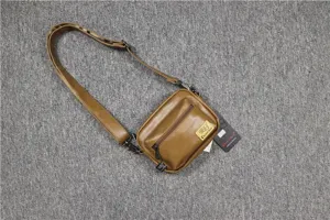 Sac bandouliere homme en cuir PU marron petite pochette avec poche zippee et sangle.