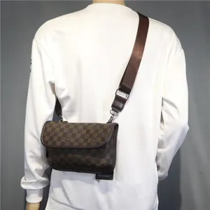 Sac bandoulière à carreaux marron pour homme avec rabat et sangle large style quotidien