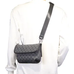 Sac bandoulière homme àmotif damier gris avec rabat et bandoulière réglable