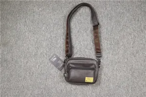 Vue detaillee du sac bandouliere de loisirs pour homme marron avec poche zippee et sangle.