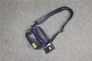 Sac bandouliere de loisirs pour homme, sacoche en cuir PU avec plusieurs poches zippees.