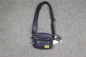 Sac bandoulière décontracté pour homme pour usage quotidien avec poches zippées et sangle réglable.