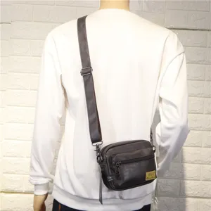 Sac bandoulière homme en cuir PU décontracté avec sangle réglable et poches zippées pratiques.