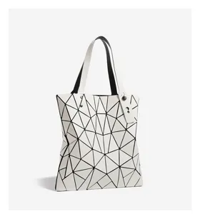 Sac cabas géométrique élégant blanc épaule grande capacité design tendance mode casual chic.