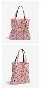 Sac cabas rose à treillis géométrique doté d'un élégant design patchwork triangulaire.