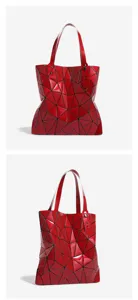 Vue détaillée du sac cabas géométrique rouge, finition brillante et structure élégante.