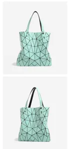 Vue rapprochée du sac cabas géométrique vert menthe montrant texture et lanières.