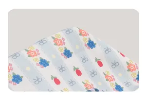 Detalle de tela de bolso de lona floral lindo con rayas azules y tulipanes.