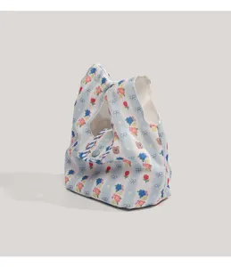 Mini bolsa de almuerzo de lona con bonito estampado floral de oso, vista detallada del bolso.