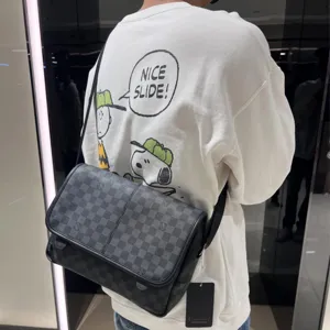 Heren casual ruitjes messenger schoudertas met verstelbare riem en handig klepontwerp.
