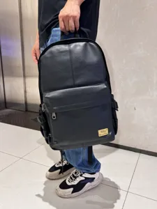 Zaino in pelle nera elegante per uomo, borsa casual ideale per lavoro e scuola quotidiana.