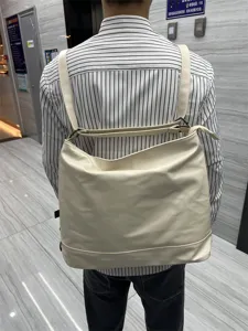 Sac à dos et sac à bandoulière en cuir tendance pour femmes et hommes, fourre-tout chic.