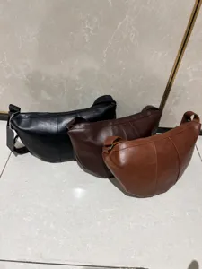 Sac bandouliere homme en cuir souple sac porte croise croissant mode sac boule tendance