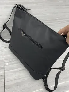 Sac à dos et sac bandoulière en cuir souple noir avec poche zippée pour le quotidien.