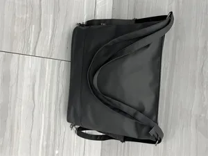 Sac à bandoulière multifonctionnel noir pour femmes, détail de cabas et sac à dos convertible.