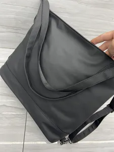 Sac à dos et grand fourre-tout en cuir souple noir classique pour usage quotidien.
