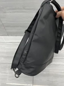 Sac à dos multifonctionnel en cuir souple noir, sac bandoulière de voyage décontracté quotidien.