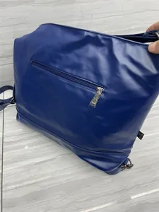 Sac à dos bleu en cuir souple et sac cabas porté épaule pour le travail et les voyages.