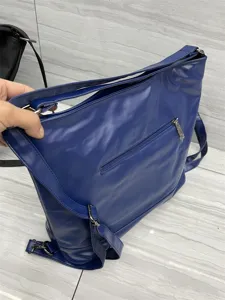 Sac à dos et fourre-tout bandoulière multifonctionnel en cuir PU bleu élégant.