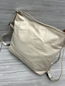 Vue détaillée du sac bandoulière et sac à dos en cuir souple avec bretelles réglables.