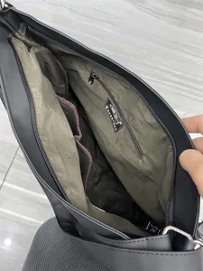 Sac cabas épaule en similicuir noir grande capacité sac fourre-tout détail de poche