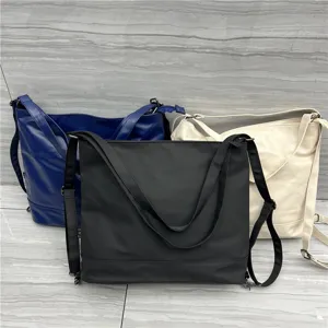 Sac cabas bandoulière multifonctionnel élégant, sac à dos souple pour les déplacements quotidiens.