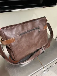 Sac messager en cuir souple marron vintage pour homme détail, sac d'affaires.