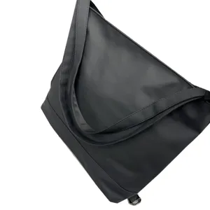 Sac cabas souple noir en cuir, sac a bandouliere tendance pour le travail quotidien.
