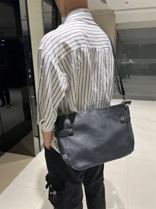 Vue détaillée du sac messager en cuir souple pour homme, sac bandoulière vintage.