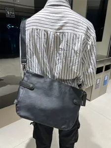 Sac bandoulière souple en cuir pour homme, grand format, style affaires et rétro décontracté.