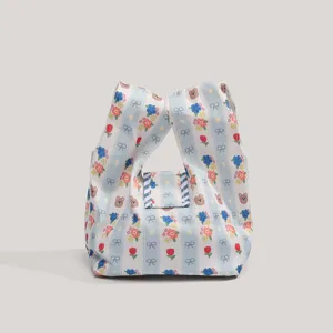 Bonito bolso de lona pequeño con rayas azules y estampado de ositos para uso diario.