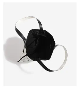 Vue intérieure détaillée du sac cabas géométrique noir et blanc, grand espace de rangement.