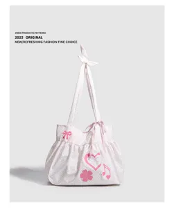 Dettaglio borsa shopper a pois stile coreano, borsa in cotone con fiocco carino e cuore per viaggi.