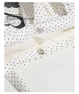 Borsa shopper in tela a pois bianchi dettaglio, chiusura magnetica con fiocco primo piano.