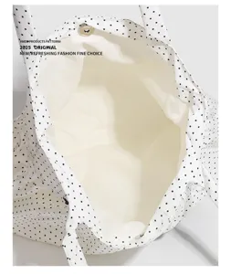Vista dettagliata dello spazio interno e del tessuto di cotone bianco con pois neri.