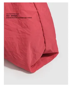 Detailopname van de lichte en waterdichte stof van de opvouwbare boodschappentas.