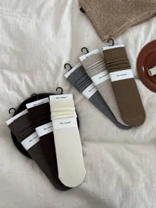 Gedetailleerde opname van comfortabele katoenen gebreide sokken in verschillende tinten.