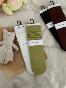 Gedetailleerd overzicht van katoenen geribbelde slouch sokken voor dames in diverse kleuren.