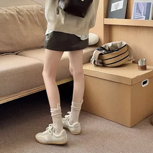 Nahaufnahme der dicken Strick-Slouch-Socken im Herbst und Winter mit kleinen Stoffetikett.