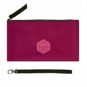 Vue detaillee de la pochette de voyage magenta avec fermeture eclair et dragonne pratique.